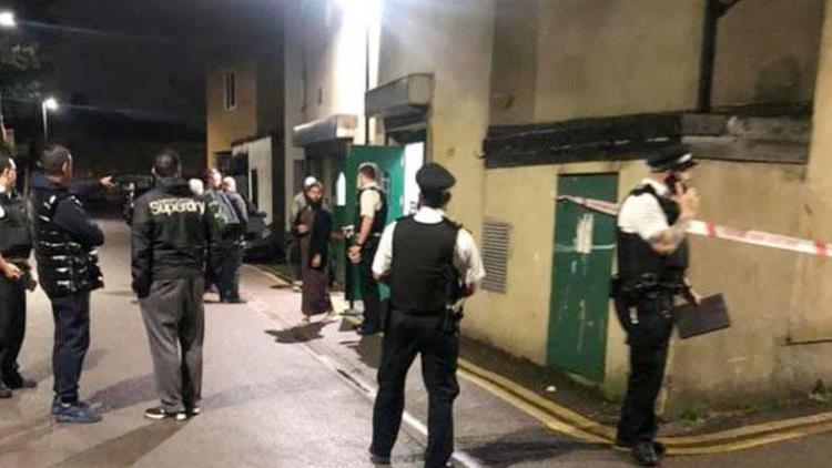 Londra’da camiye girmeye çalışan silahlı ve maskeli kişiyi cemaat durdurdu