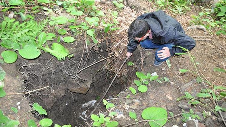 Tarihi anıta gelenler şoke oldu 1.5 metre derinliğinde 2 kuyu kazmışlar