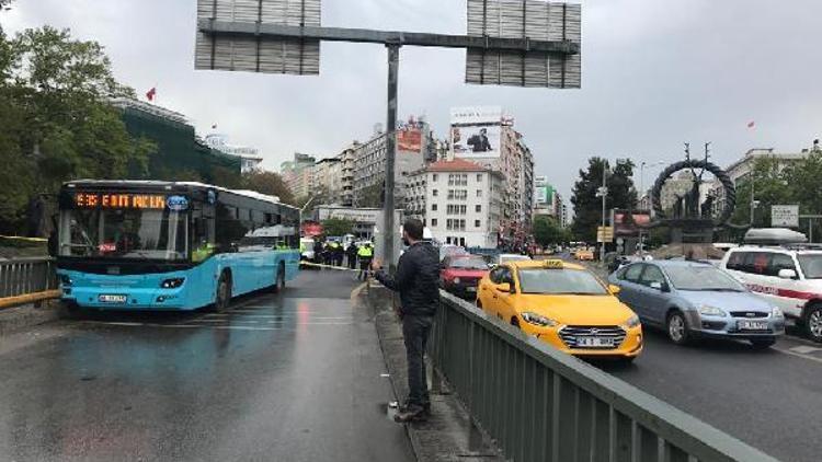 Ankarada özel halk otobüsü bariyerlere çarptı: 10 yaralı