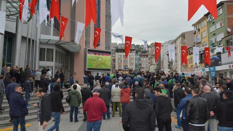 Kocaelililer, Yeni Çorumspor maçını dev ekrandan takip etti