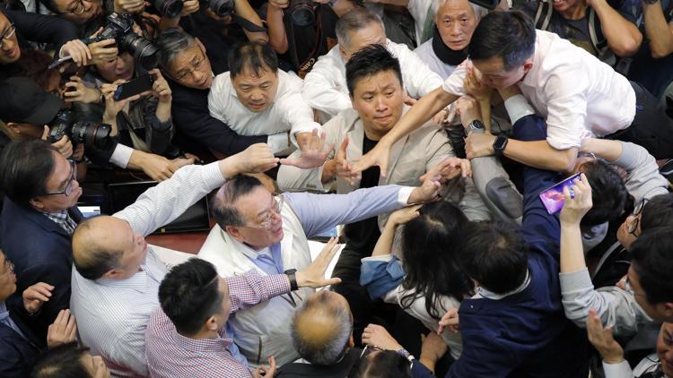 Hong Kong parlamentosunda kavga çıktı
