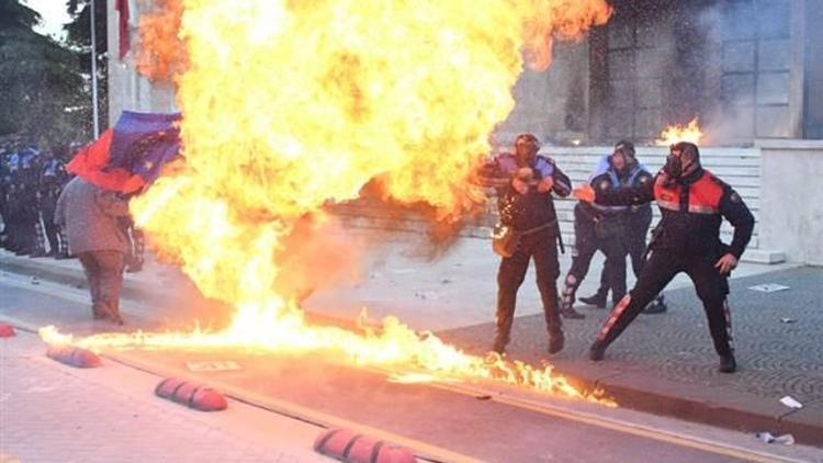 Arnavutluk’ta başbakanlık binasına molotoflu saldırı