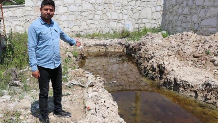 Denizlideki depremden sonra oluşan yarıktan zehirli su akıyor