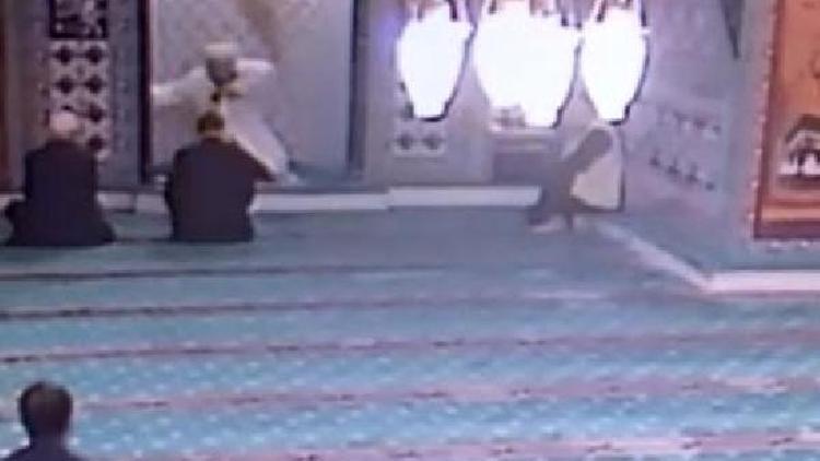 Camiye giren kedi ortalığı birbirine kattı