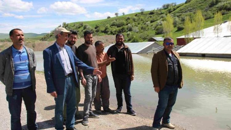 İki baraj arasında kalan köydeki evler, sular altında