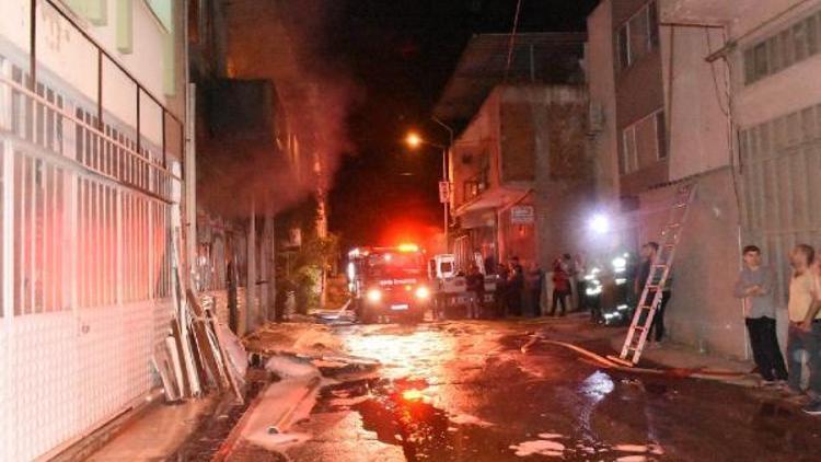 İzmirde mobilya atölyesinde yangın