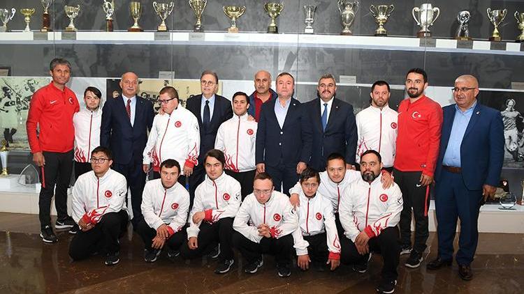 TFF Başkanı Hüsnü Güreli, Down Sendromlular Milli Takımı ile bir araya geldi