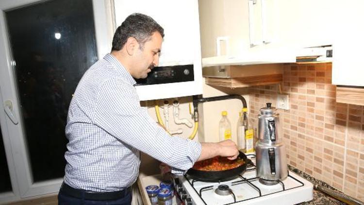 Başkan Eroğlu, sahurda öğrencilere yemek yaptı