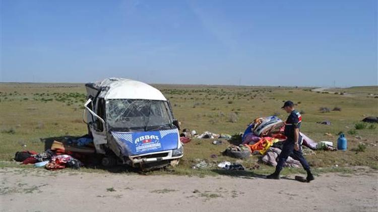 Aksarayda tarım işçilerini taşıyan minibüs devrildi: 13 yaralı