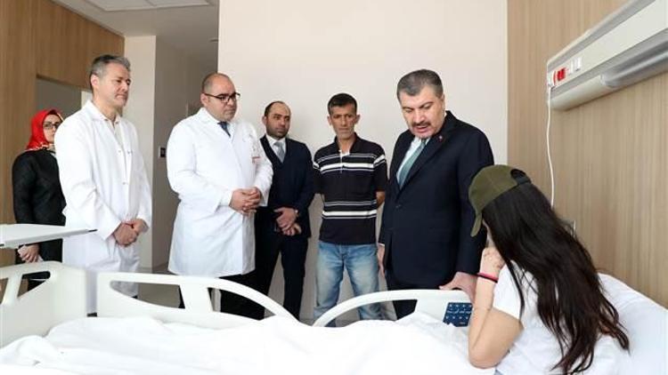 Sağlık Bakanı Koca yüzüne kezzap atılan Berfini ziyaret etti