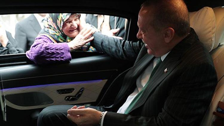 Cumhurbaşkanı Erdoğan makam aracını durdurdu, vatandaşlarla sohbet etti