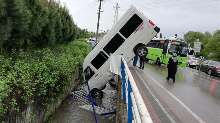 Dereye düşen minibüs, motorunun üzerinde dik durdu