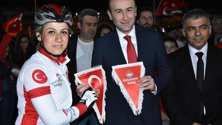 Merve öğretmen bayrağı Samsun’a taşıdı