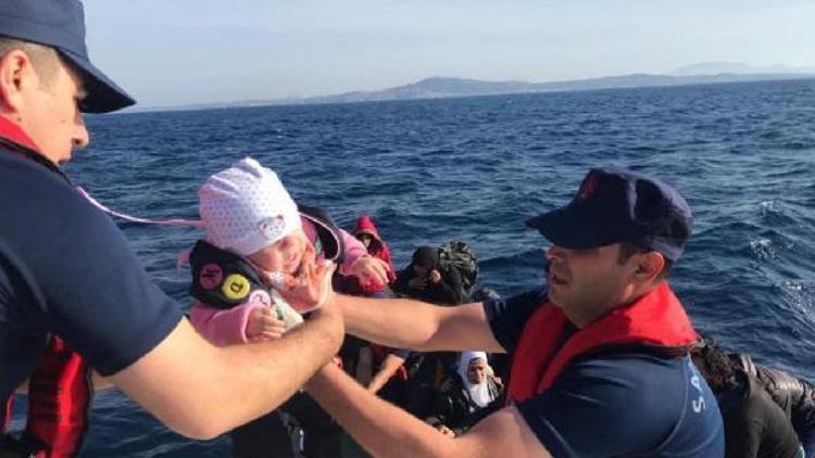 Çeşmede denizde iki botta 80 kaçak göçmen yakalandı