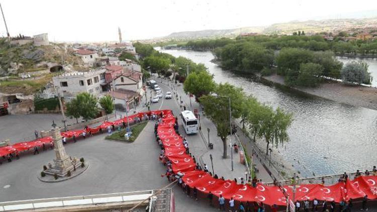 Avanostaki kortej yürüyüşünde 150 metrelik Türk bayrağı taşındı