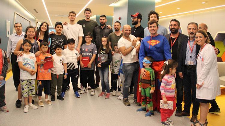 Basketbolculardan çocuk hastalara anlamlı ziyaret