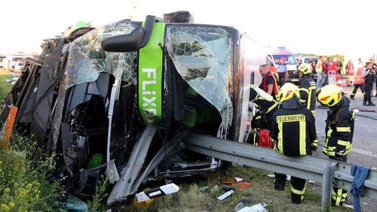 Almanya’da otobüs devrildi 1 ölü, 20 yaralı