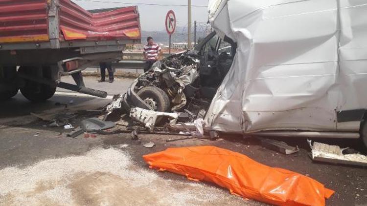 İzmirde zincirleme kaza: 1 ölü