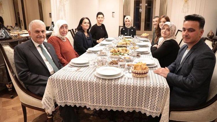 Binali Yıldırım, Twitterdan davet ettiği aileyle iftar yaptı