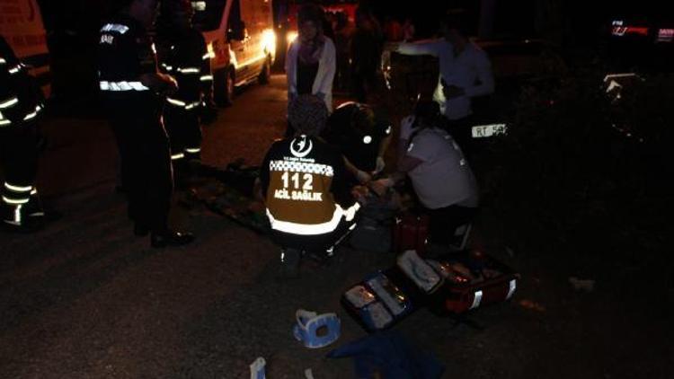 Otomobil aydınlatma direğine çarptı, sürücü öldü, eşi ve 2 çocu yaralandı