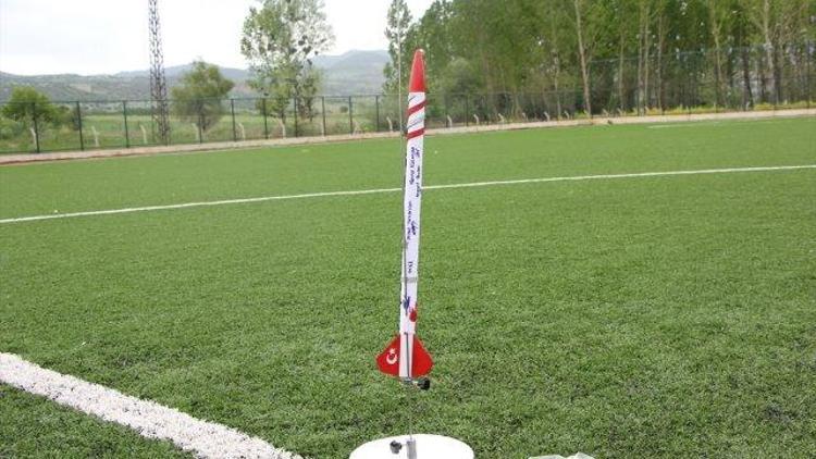 Öğrenciler tarafından geliştirilen mini roket fırlatıldı