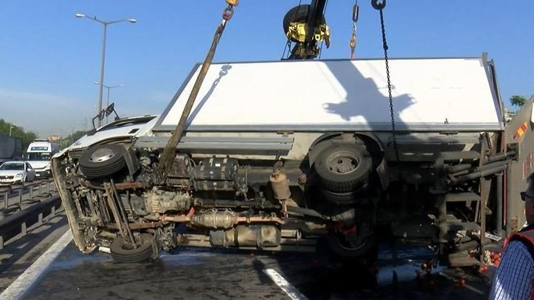 TEM’de kamyonet devrildi, trafik durma noktasına geldi