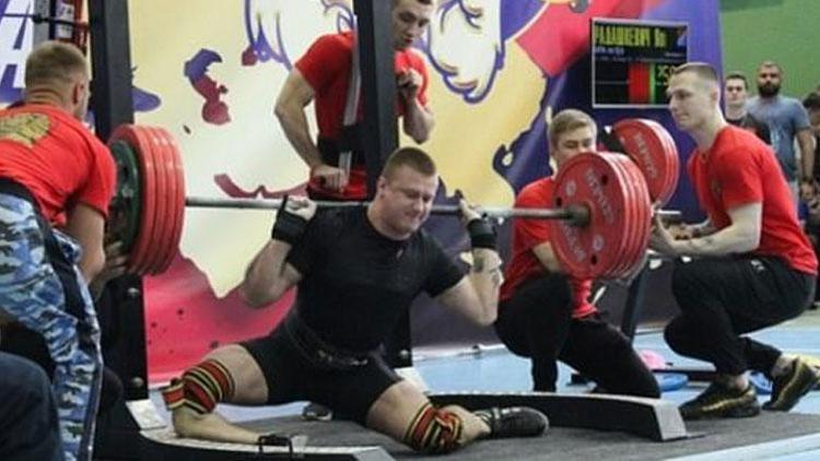 Rus halterci 250 kiloluk halteri kaldıramayınca bacakları kırıldı