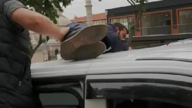 Uber sürücüsü aracının tavanı üzerinde gözaltına alındı