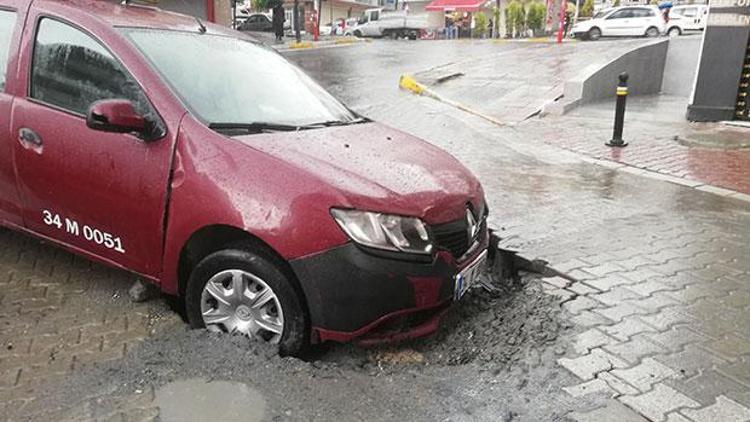 Esenyurtta yol çöktü, taksi çukura düştü