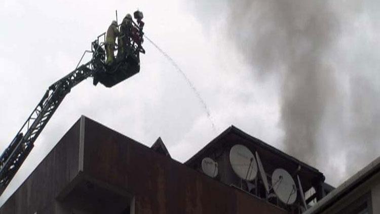 Tuzlada çatısına yıldırım düşen binada yangın