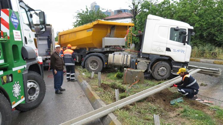 Son dakika: Kadıköy de hafriyat kamyonu kazası
