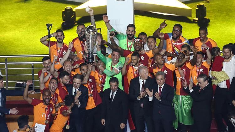 Galatasaray kupasına kavuştu TT Stadında 22. şampiyonluk coşkusu