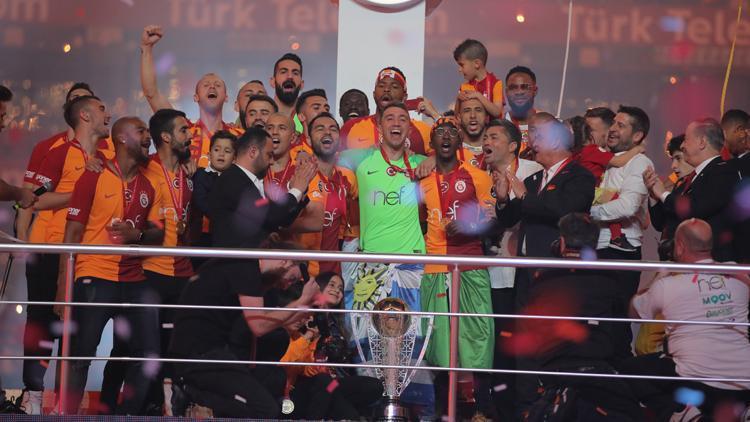 Galatasaray kutlamada para bastı