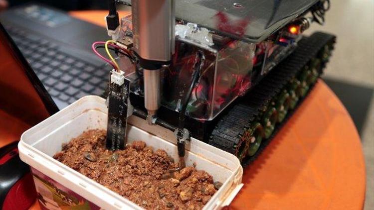 Arazide toprak analizi yapabilen robot tasarladılar