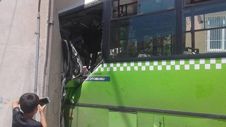 Halk otobüsü binaya çarptı, sürücü ağır yaralı