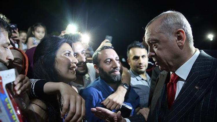 Cumhurbaşkanı Erdoğan Yenikapıda vatandaşlarla bir araya gelerek sohbet etti
