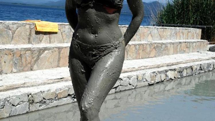 Ukrayna güzellik kraliçesi Köyceğizde çamur banyosu yaptı