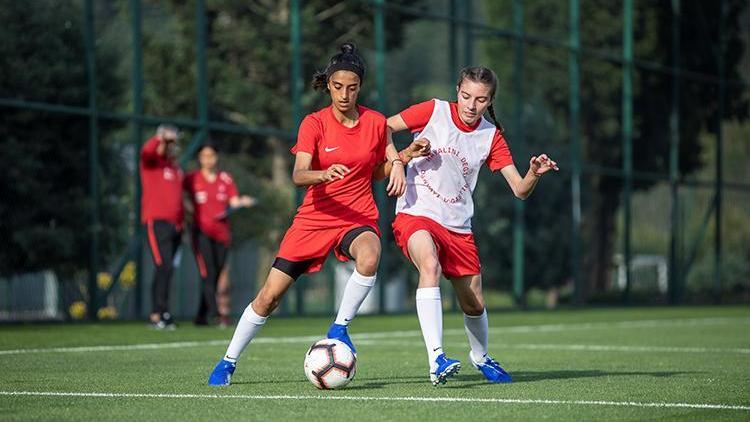 30 kız futbolcu Rivada yeteneklerini sergiledi
