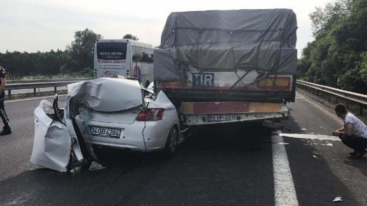 Otomobil, çarptığı TIRın dorsesiyle sürüklendi; 4 kişi yaralı