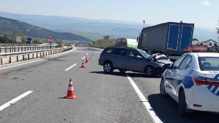 Otomobil temizlik kamyonuna çarptı, Gürcistan uyruklu 2 kişi yaralandı
