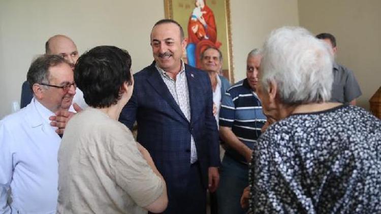 Dışişleri Bakanı Çavuşoğlu Zeytinburnunda esnaf ziyaretinde bulundu