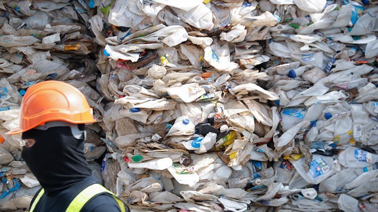 Malezyaya kaçak getirilen plastik atıklar iade edildi