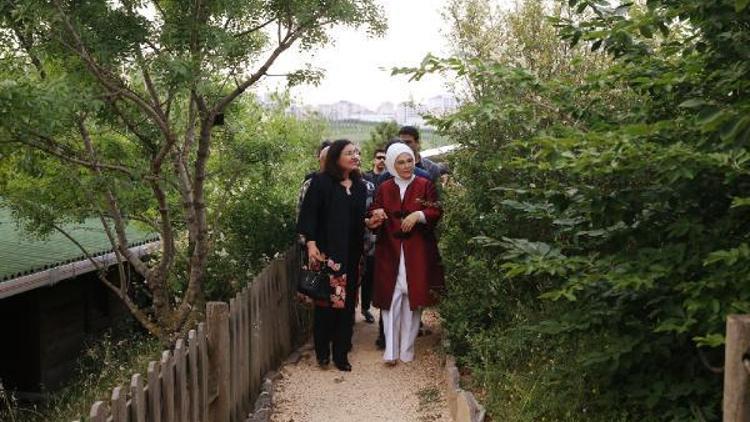 Emine Erdoğan Irak Cumhurbaşkanının eşi Serbagh Salihi Vahdettin Köşkü ve botanik bahçesini gezdirdi