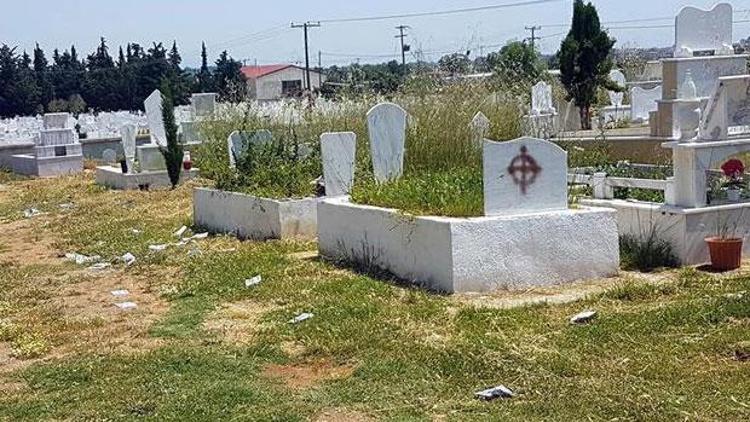Türk mezarlığına saldırı: Mezar taşlarını kırıp, boyalarla zarar verdiler