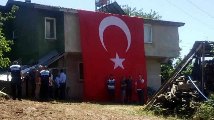 Şehit Teğmen Raşit Aydının babaevinde gözyaşı