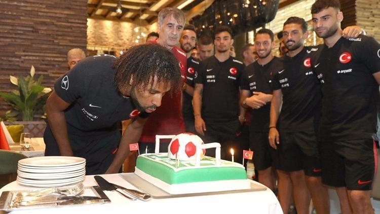 Milli futbolcu Nazım Sangarenin doğum günü kutlandı