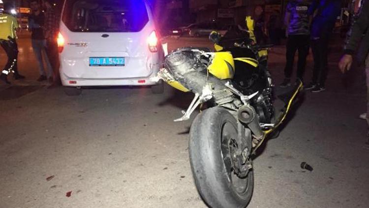 Dur ihtarına uymayan motosikletli, polis aracına çarptı
