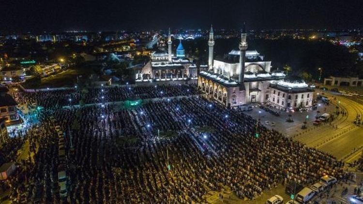 Konyada Kadir Gecesinde on binler ellerini semaya açtı