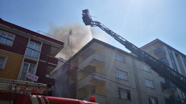 Maltepede binanın çatısı alev alev yandı