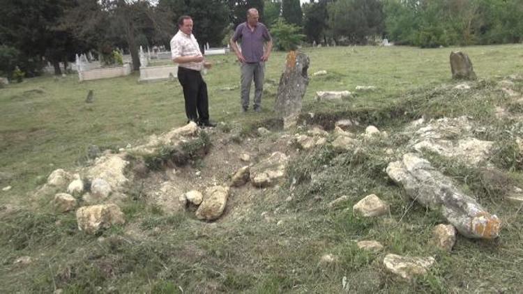 Söylenti yüzünden defineciler Arnavutköyde mezarları talan etti